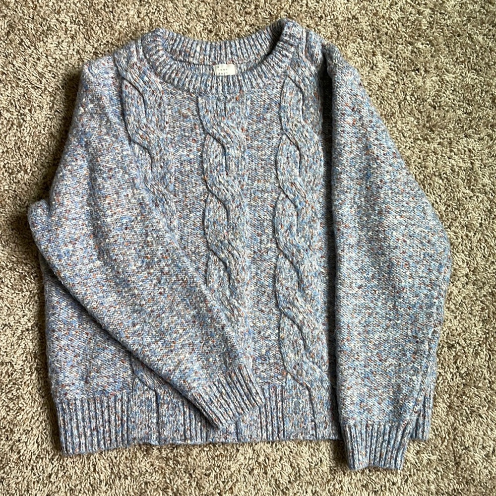 Warm cable knit sweater with crew neck